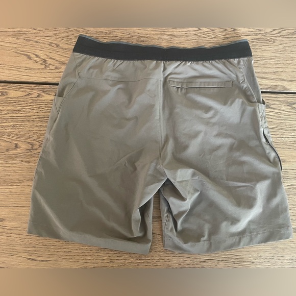 The North Face shorts with extra pocket and elastic waist/drawstring. - Picture 2 of 4